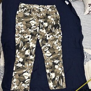 Chico's So Slimming Girlfriend Slim Leg Ankle Camouflage Casual Pants